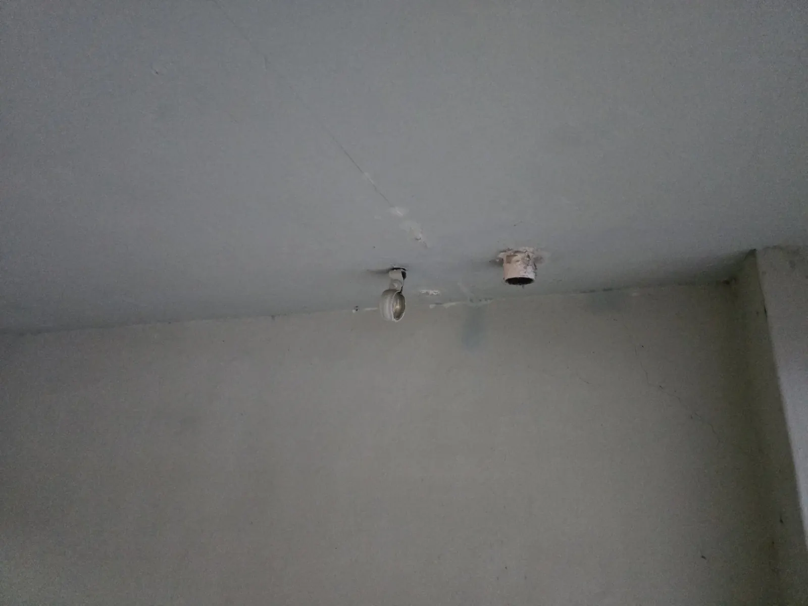 집수구 주변을 점검하는 장면