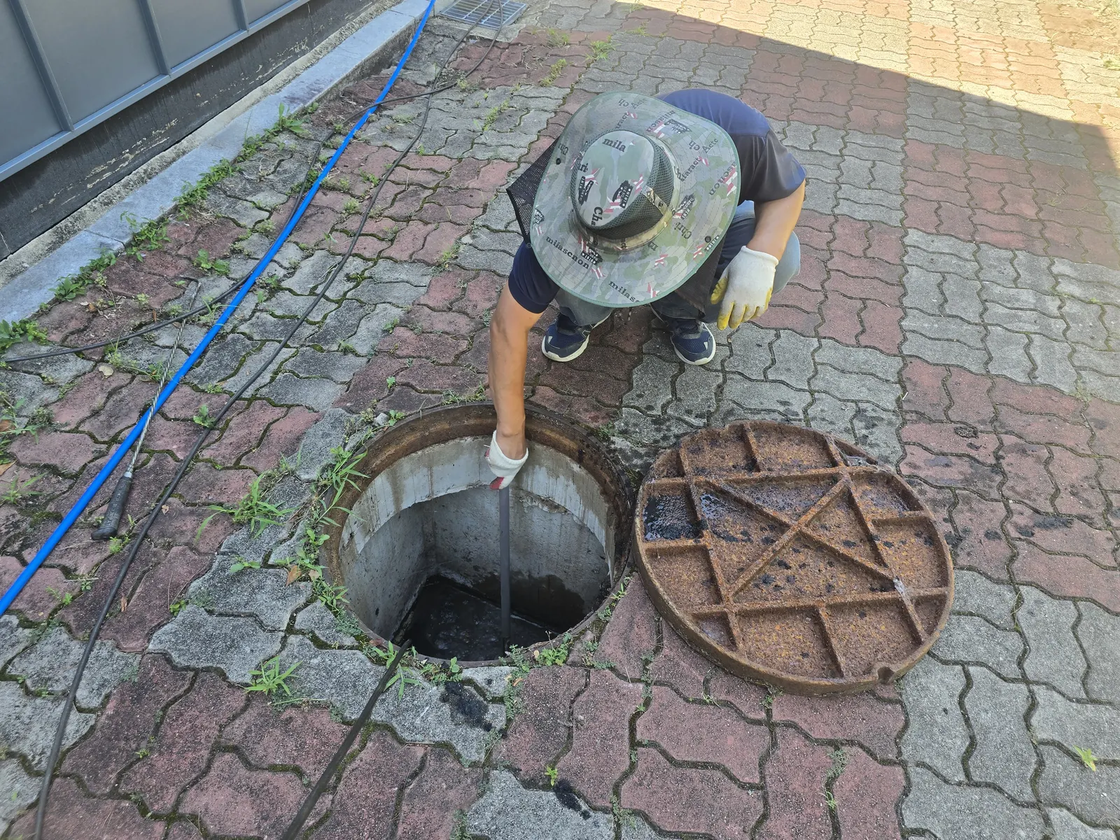 배관 연결부 점검 장면